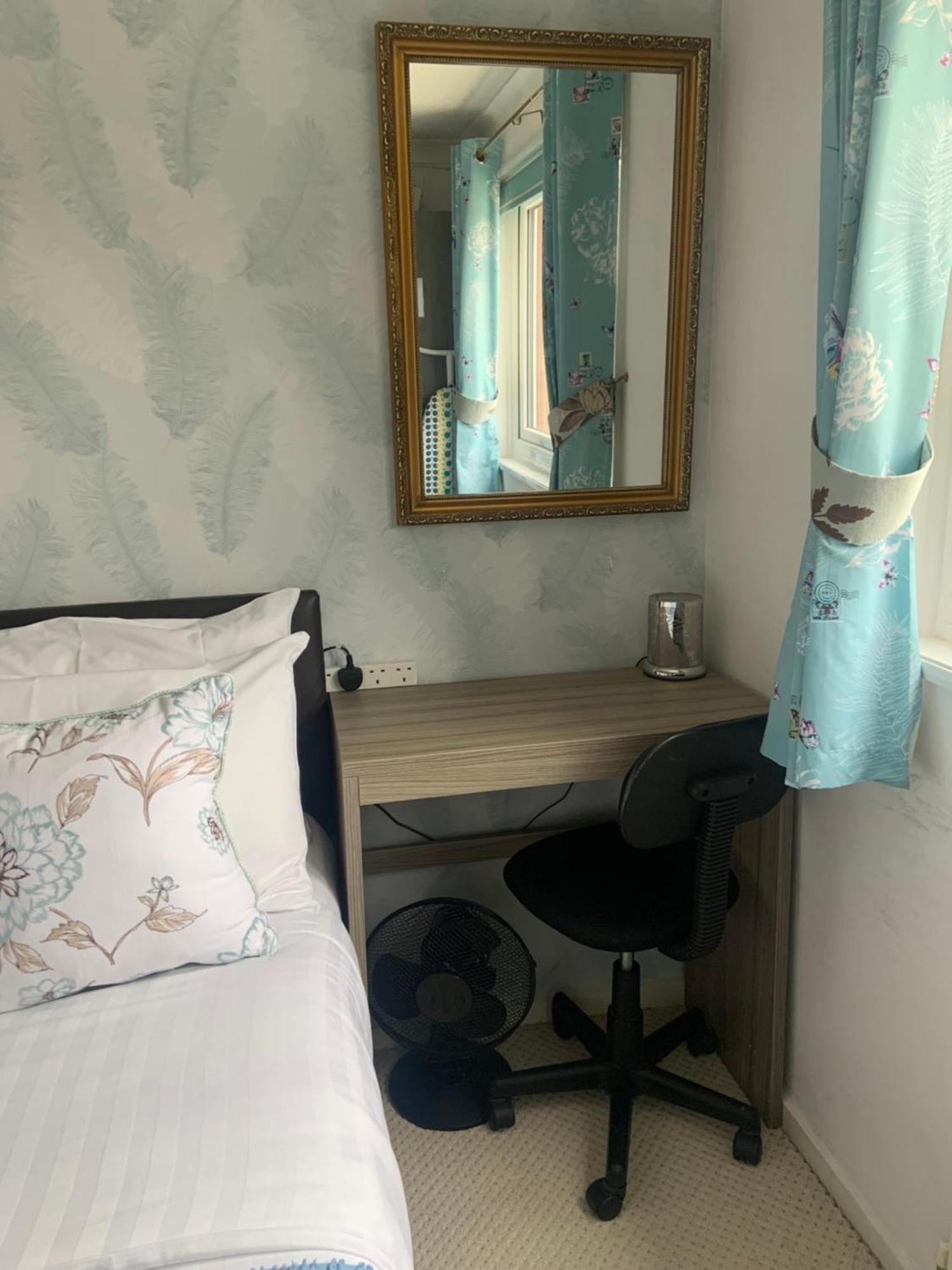 Enjoy Your Stay At Chorley Road Droitwich Szoba fotó